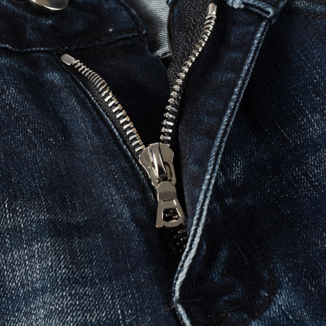 Schwarz Staggered Logo Patch Jeans
